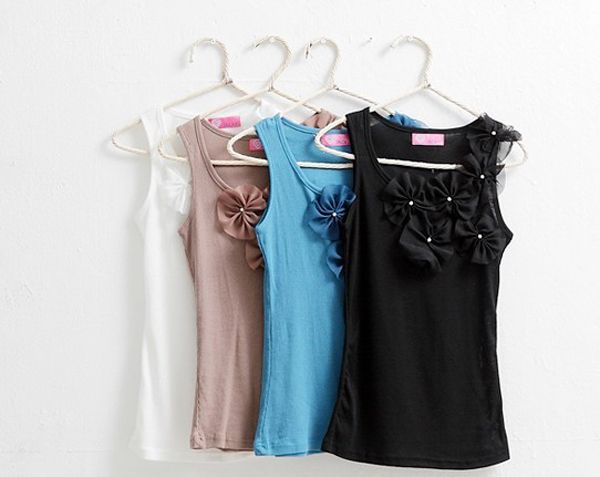 SGL292 : Simple Tank Top with Decorative Flowers